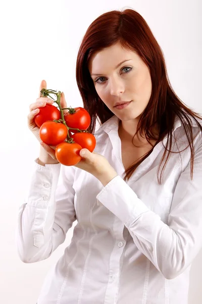 Kobieta gospodarstwa pomidory — Zdjęcie stockowe
