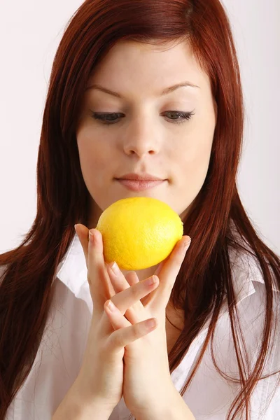 Mulher segurando um limão — Fotografia de Stock