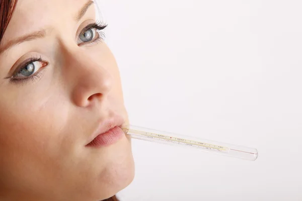 Mulher com termómetro na boca — Fotografia de Stock