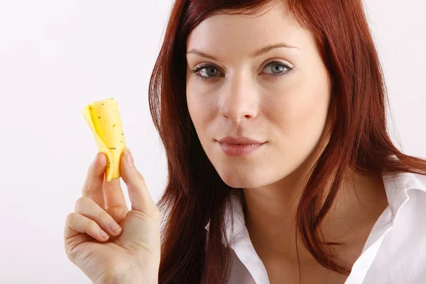 Vrouw eten kaas — Stockfoto