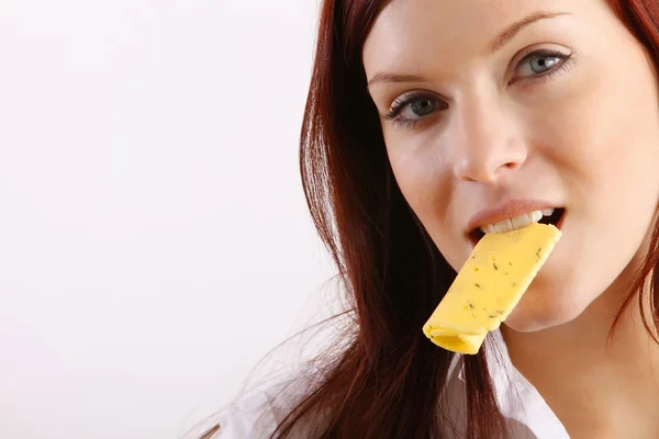 Femme mangeant du fromage — Photo