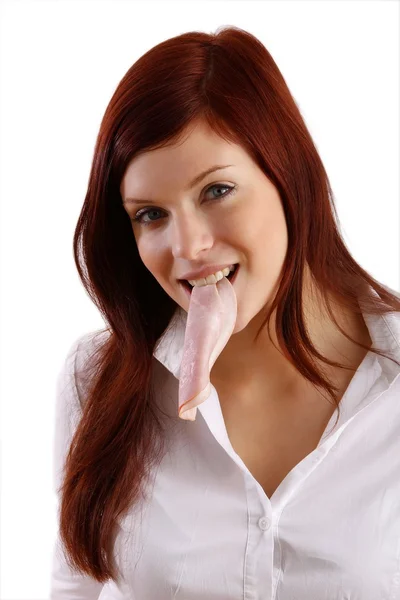 Νεαρή γυναίκα τρώει λουκάνικο — Φωτογραφία Αρχείου