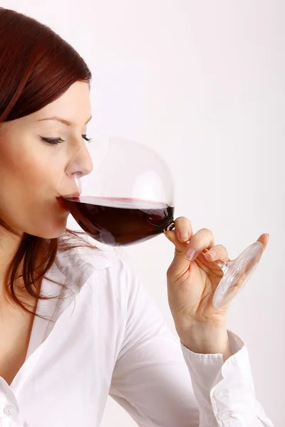 Wanita muda yang cantik menikmati anggur — Stok Foto