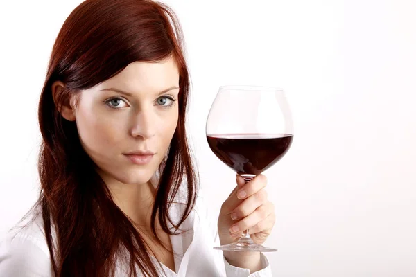 Frumoasă femeie tânără care se bucură de vin — Fotografie, imagine de stoc