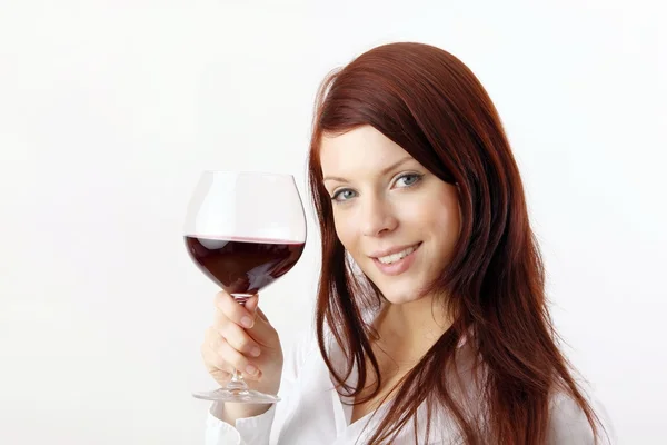 Vacker ung kvinna som njuter av vin — Stockfoto