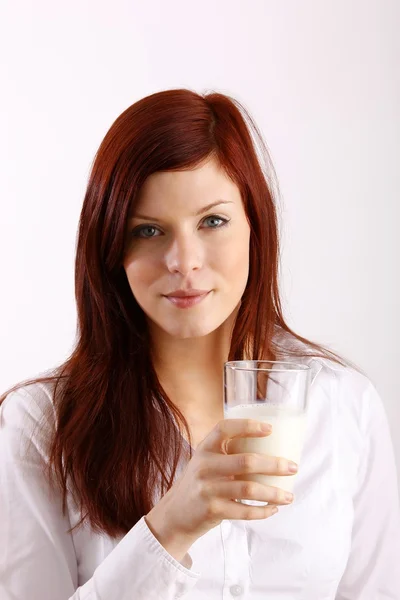 喝牛奶的女人的脸 — 图库照片