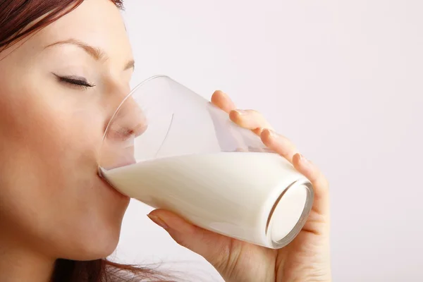 Cara de mujer bebiendo leche — Foto de Stock