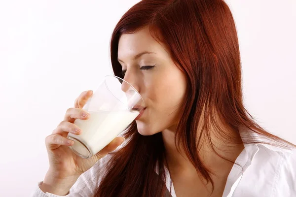 Cara de mujer bebiendo leche — Foto de Stock