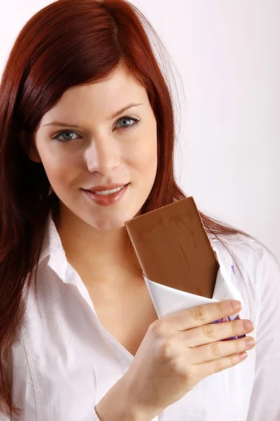 Молодая красивая женщина с плиткой шоколада — стоковое фото
