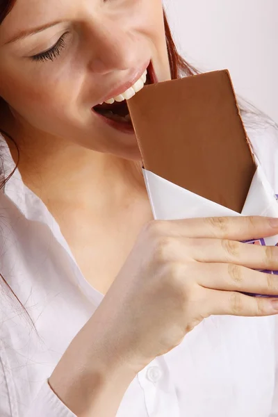 Joven hermosa mujer con una barra de chocolate — Foto de Stock