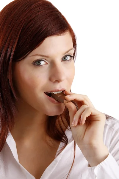Jovem mulher bonita com uma barra de chocolate — Fotografia de Stock