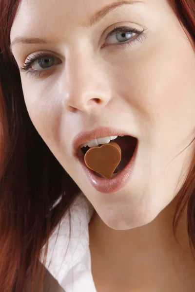 Joven hermosa mujer con una barra de chocolate — Foto de Stock