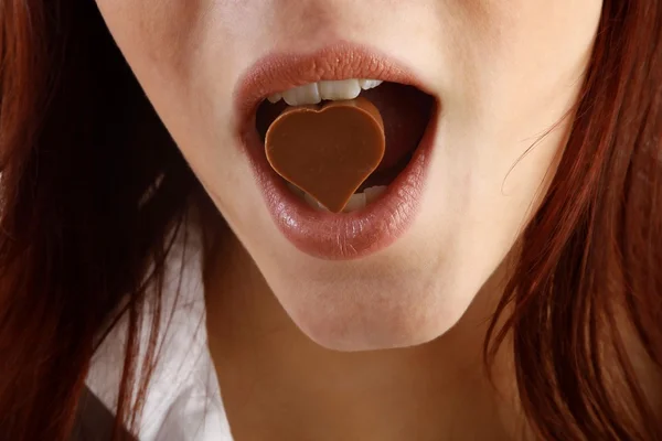 Jovem mulher bonita com uma barra de chocolate — Fotografia de Stock