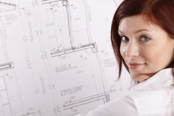 Schöne Geschäftsfrau Ingenieurin mit dem Arbeitsplan — Stockfoto