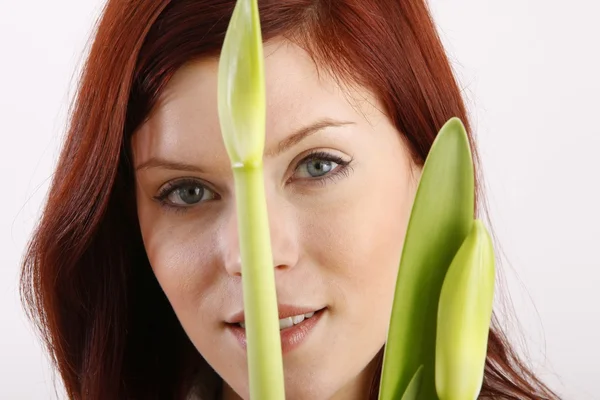 Härlig kvinna med grönt blad — Stockfoto