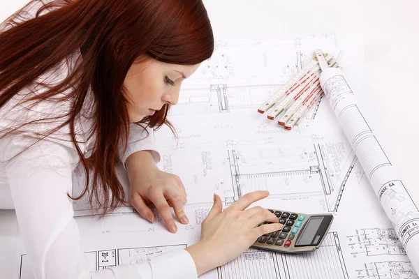 Meisje bestudeert het bouw plan — Stockfoto