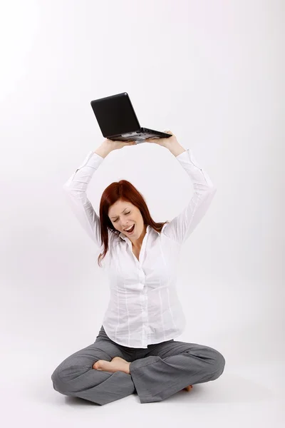 Jovem mulher atraente segurando laptop — Fotografia de Stock