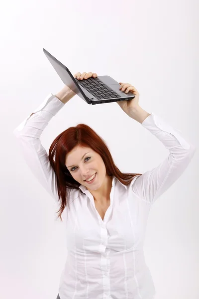 Jovem mulher atraente segurando laptop — Fotografia de Stock