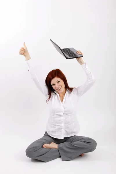 Jovem mulher atraente segurando laptop — Fotografia de Stock