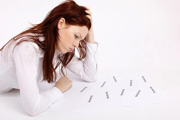 Vrouw die op de vloer leest — Stockfoto