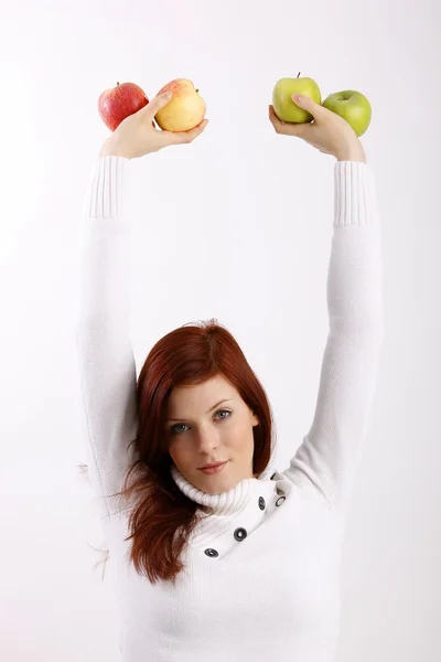 Щаслива молода жінка з яблуками на ізольованому фоні — стокове фото
