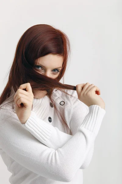 Cheveux longs naturels couvrant le visage d'une femme avec foyer sélectif isolé sur blanc Photos De Stock Libres De Droits