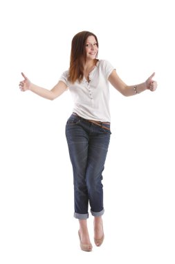 kız beyaz bir t-shirt ve jeans poz işareti gösterir