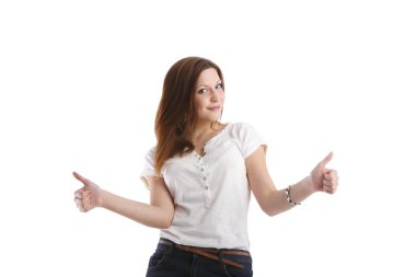 kız beyaz bir t-shirt ve jeans poz işareti gösterir