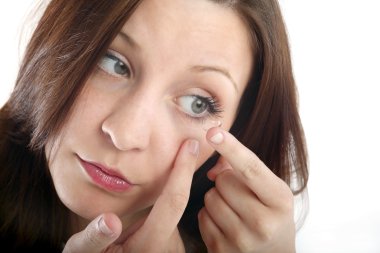 Kızın yüzüne dokunmak