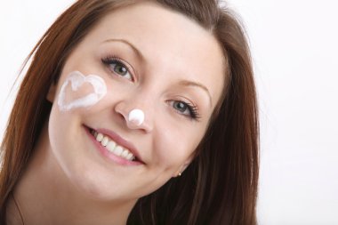 Havluyu yüzünde kremle kız