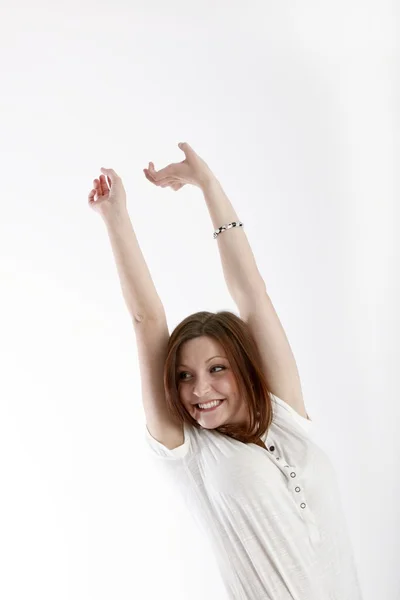 Mädchen posiert im weißen T-Shirt — Stockfoto