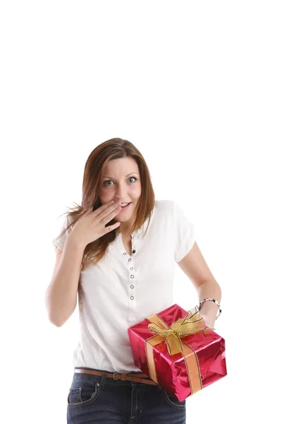 Meisje poseren in een wit t-shirt en jeans met een doos met geschenken — Stockfoto