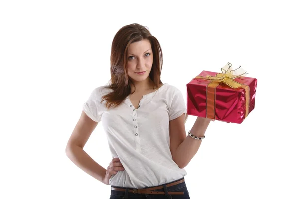 Ragazza in posa in una t-shirt bianca e jeans con una scatola con regali — Foto Stock