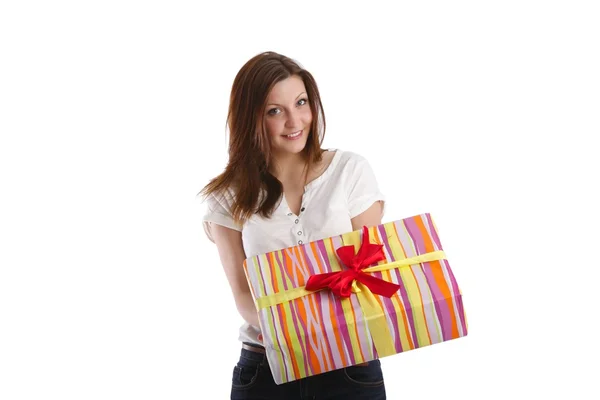 Menina posando em uma camiseta branca e jeans com uma caixa com presentes — Fotografia de Stock
