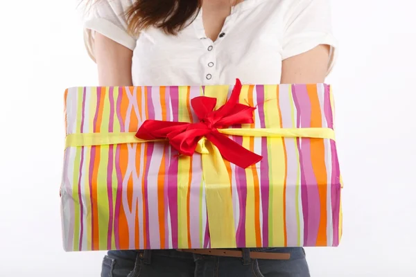 Kız beyaz bir t-shirt ve jeans hediyeler ile bir kutu ile poz — Stok fotoğraf