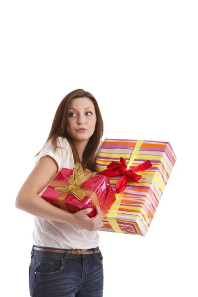Lány pózol egy fehér pólót és farmert egy doboz, ajándék — Stock Fotó