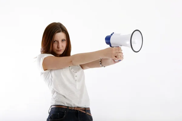 Menina posando em uma camiseta branca e jeans com um megafone — Fotografia de Stock