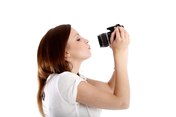 Девушка позирует в белой рубашке с камерой — стоковое фото
