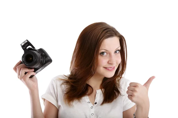 Ragazza in posa in una t-shirt bianca con la fotocamera mostra il segno — Foto Stock