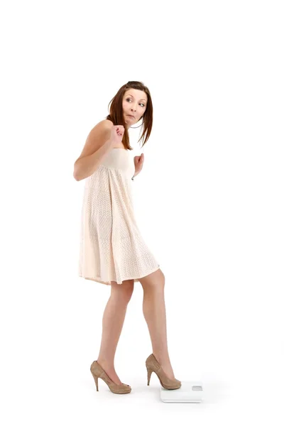 Meisje in witte jurk met gewichten — Stockfoto