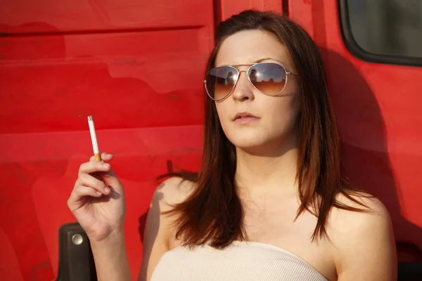 Girl smoking near car — Stock Photo, Image