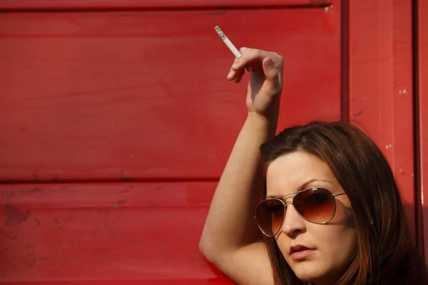 Girl smoking near car — Stock Photo, Image