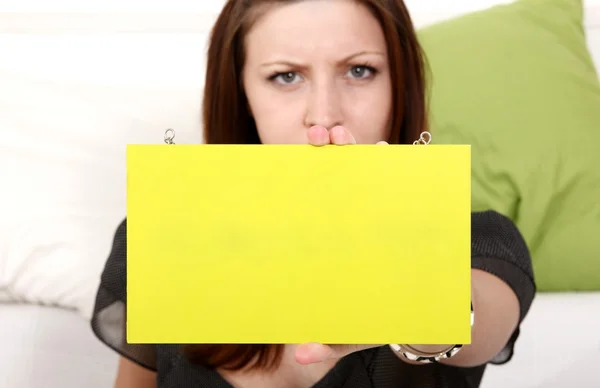 Girl shows something near the sofa — Stock Photo, Image