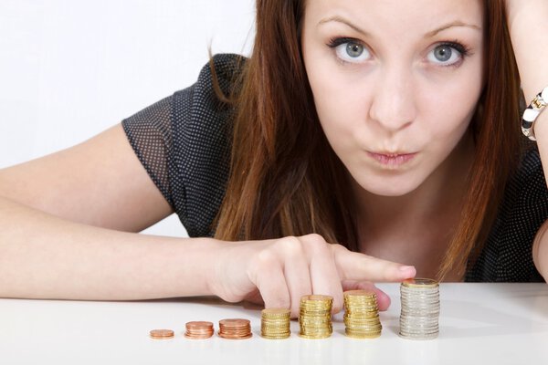 Бизнес-девушка с монетами

