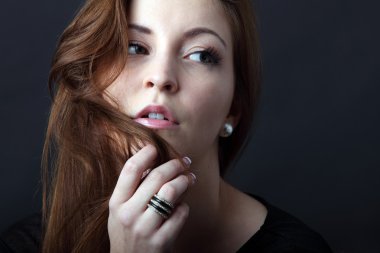 Genç ve güzel bir kadın uzun saçlı.