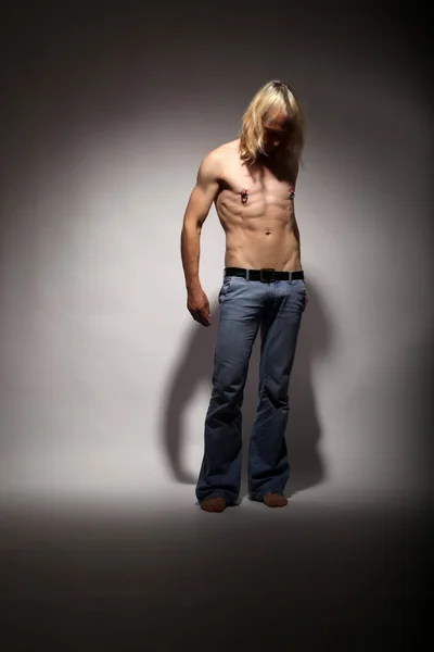 Обнаженное мужское тело с пирсингом — стоковое фото