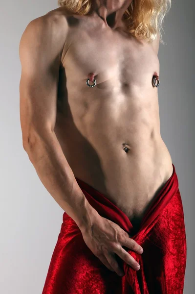 Homme sexy dans une couverture rouge — Photo