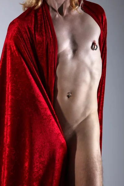 Сексуальна людина в червоній ковдрі — стокове фото