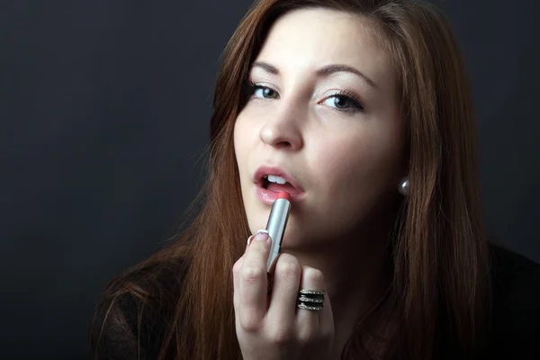 Piękna młoda kobieta stosowania szminka — Zdjęcie stockowe