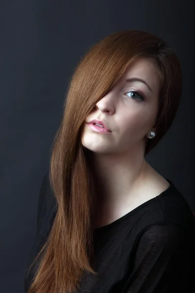 Jovem mulher bonita com cabelo comprido — Fotografia de Stock